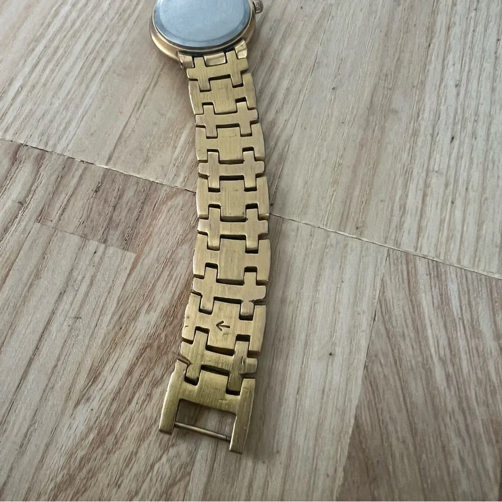 Vintage style Ladies gold tone dress watch NEW BATTERY
